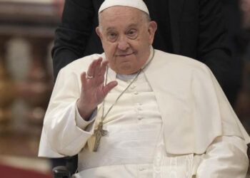 El Papa Francisco bautiza a 21 niños en la Capilla Sixtina
