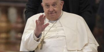 El Papa Francisco bautiza a 21 niños en la Capilla Sixtina