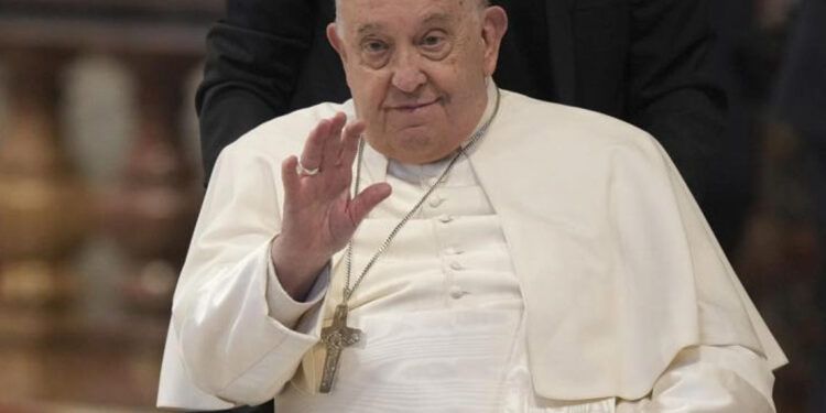 El Papa Francisco bautiza a 21 niños en la Capilla Sixtina