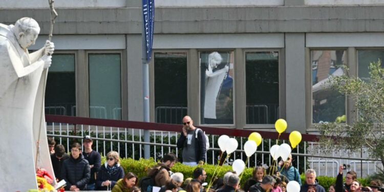 El papa Francisco enfrenta "un momento de prueba" en el hospital