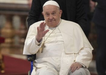El papa Francisco insta a jóvenes a evitar ser "estrellas de un día"