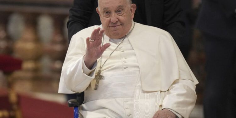 El papa Francisco insta a jóvenes a evitar ser "estrellas de un día"