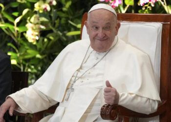 El papa Francisco muestra mejoría y retoma algunas tareas