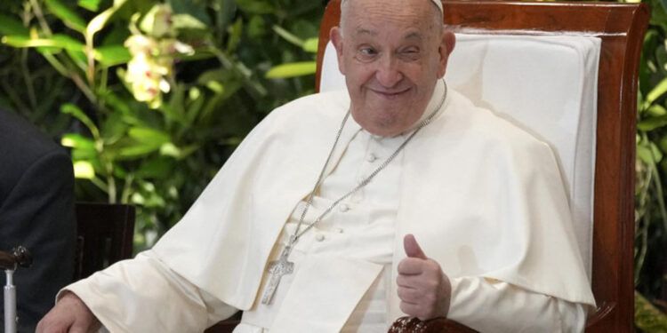 El papa Francisco muestra mejoría y retoma algunas tareas