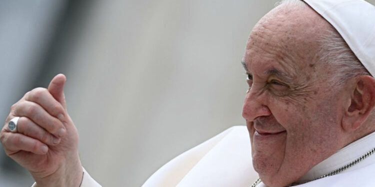 El papa Francisco pasa una noche estable tras crisis respiratoria