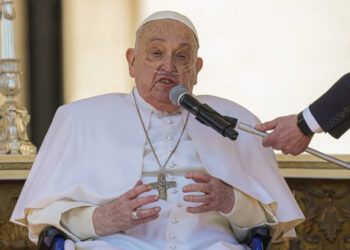 El papa Francisco sorprende con aparición en la plaza San Pedro tras su hospitalización