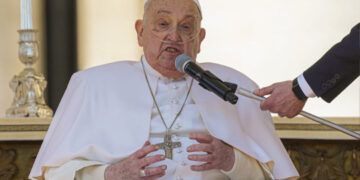 El papa Francisco sorprende con aparición en la plaza San Pedro tras su hospitalización