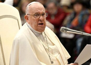 El papa Francisco sufre caída e inmovilizan su brazo