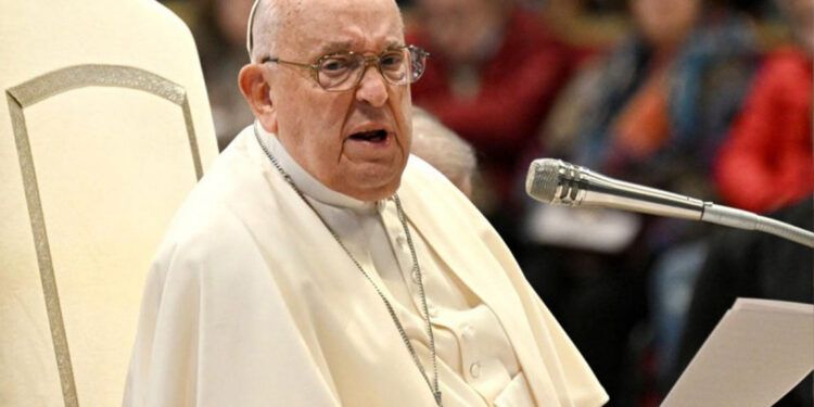 El papa Francisco sufre caída e inmovilizan su brazo