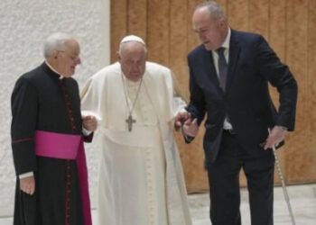 El Papa tropieza tras romperse su bastón en el Vaticano