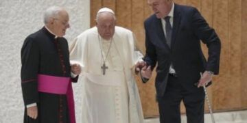 El Papa tropieza tras romperse su bastón en el Vaticano