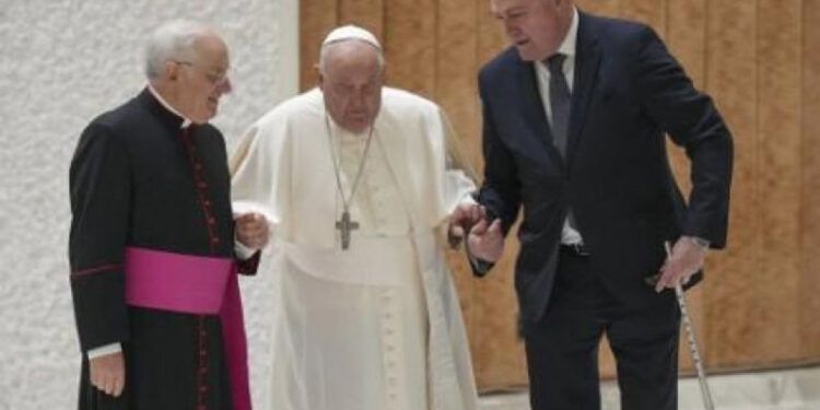 El Papa tropieza tras romperse su bastón en el Vaticano