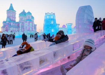 El parque de hielo más grande del mundo impulsa la economía invernal en China