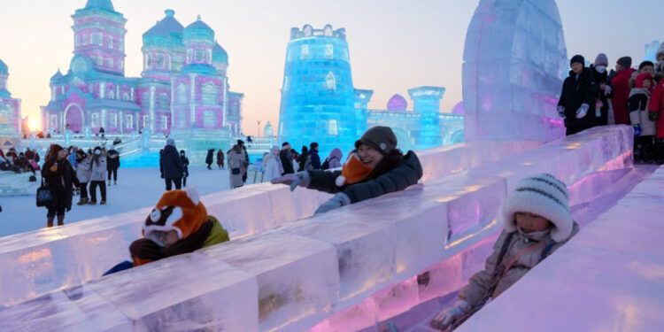 El parque de hielo más grande del mundo impulsa la economía invernal en China