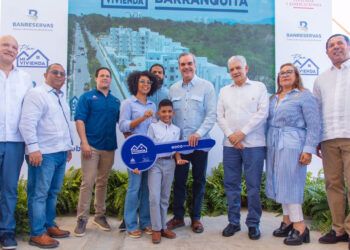 El Presidente Luis Abinader inaugura hotel y obras en el Este