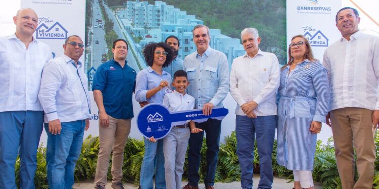 El Presidente Luis Abinader inaugura hotel y obras en el Este