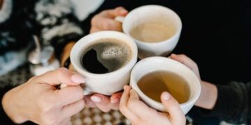 El té fortalece huesos en mujeres mayores, el café en exceso los debilita