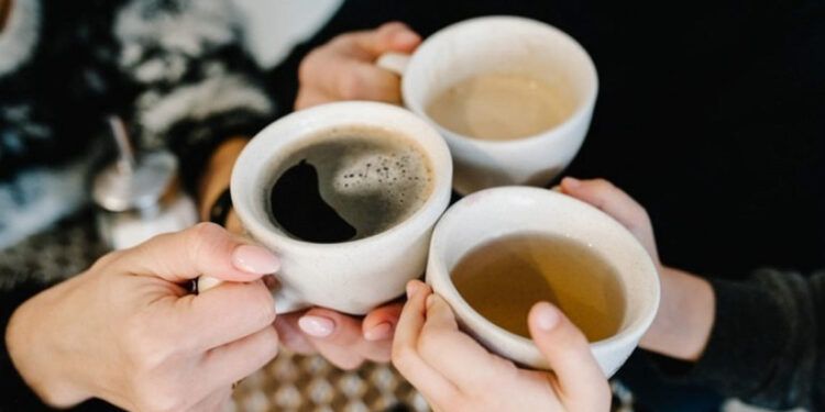 El té fortalece huesos en mujeres mayores, el café en exceso los debilita