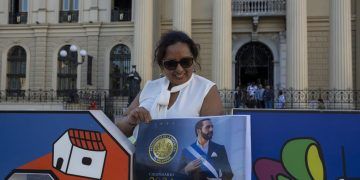 El Salvador celebra elecciones bajo suspensión de derechos