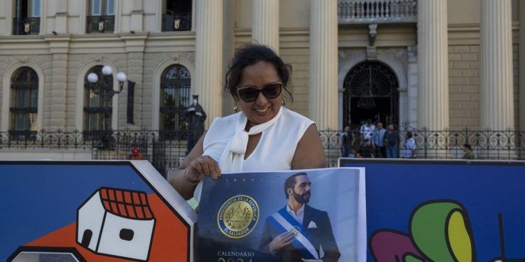 El Salvador celebra elecciones bajo suspensión de derechos