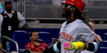 Elly De la Cruz dispara dos jonrones y llega a 20 en la campaña