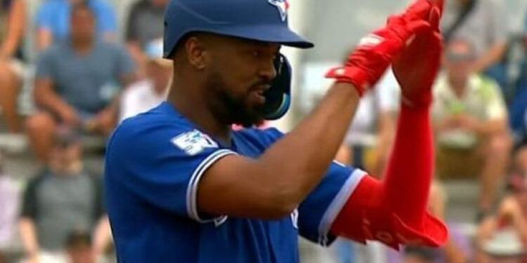 Eloy Jiménez debuta con jonrón en Toronto
