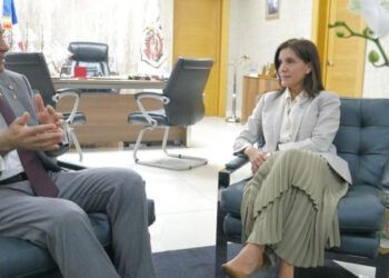 Embajadora de EE.UU. reaparece tras cierre de la DEA