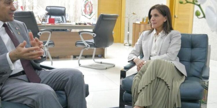 Embajadora de EE.UU. reaparece tras cierre de la DEA