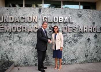 Embajadora de Estados Unidos visita a Leonel Fernández en Funglode