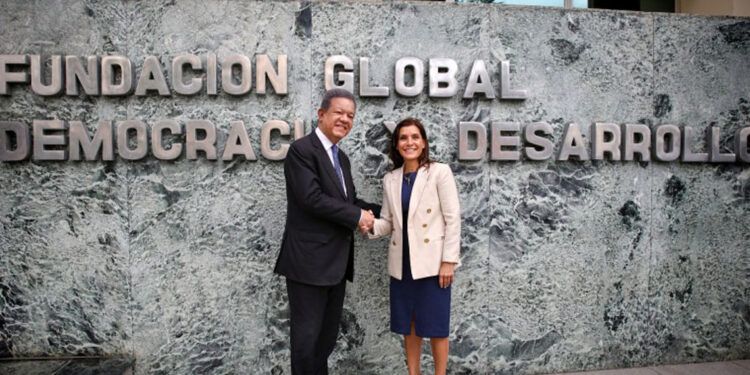 Embajadora de Estados Unidos visita a Leonel Fernández en Funglode