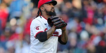 Emmanuel Clase suspendido por MLB por apuestas deportivas