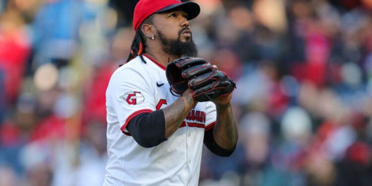 Emmanuel Clase suspendido por MLB por apuestas deportivas