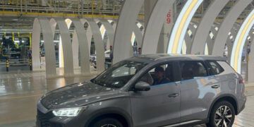 Empresa china desarrolla ensamblaje de 16 modelos de autos a la vez
