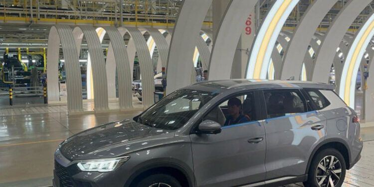 Empresa china desarrolla ensamblaje de 16 modelos de autos a la vez