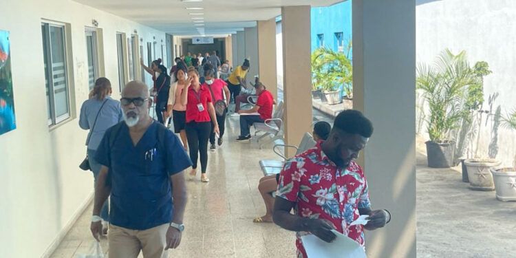 En el Cabral y Báez atienden haitianos sin documentos