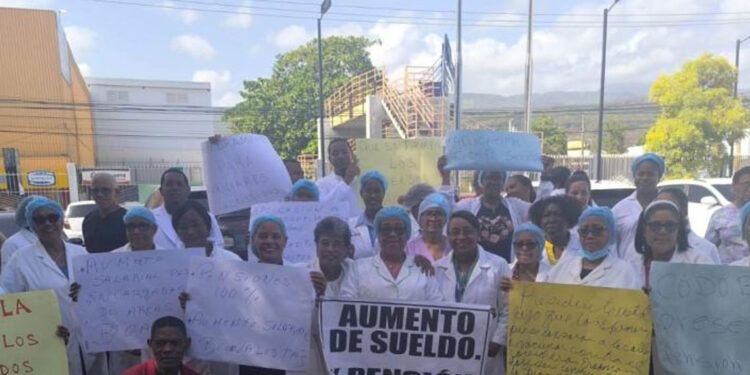 Enfermeras de SFM protestan frente al Hospital San Vicente de Paúl