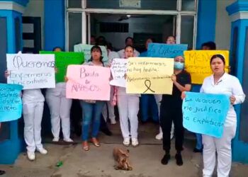 Enfermeras paralizan labores en hospitales de Santiago