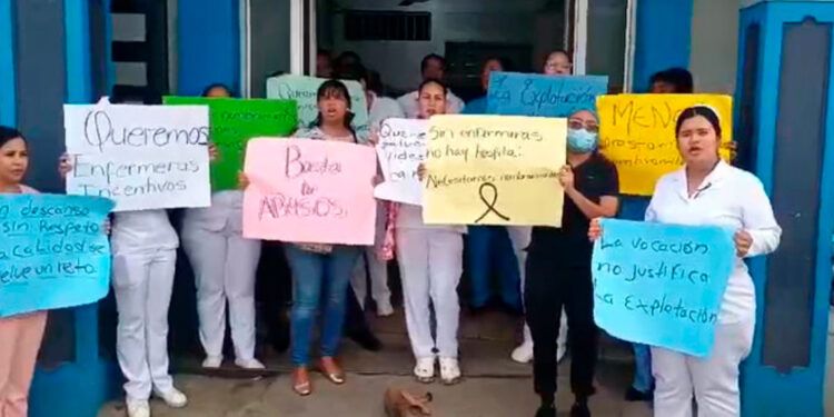 Enfermeras paralizan labores en hospitales de Santiago