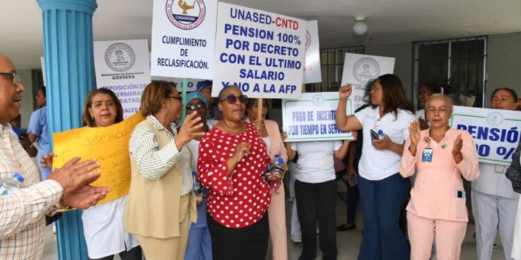 Enfermeras paralizan servicios en todo el país en reclamo de mejoras laborales