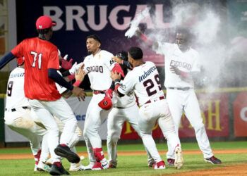 Erik González deja en el terreno a Estrellas y Escogido sigue invicto