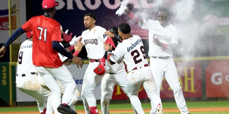 Erik González deja en el terreno a Estrellas y Escogido sigue invicto