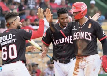 Erik González impulsa triunfo del Escogido 11-8 sobre Toros