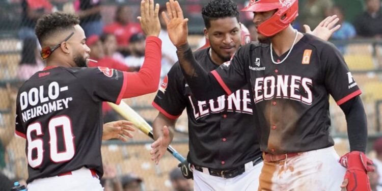 Erik González impulsa triunfo del Escogido 11-8 sobre Toros