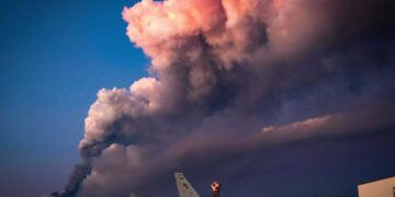 Erupción del etna en italia desvía vuelos por nube de cenizas