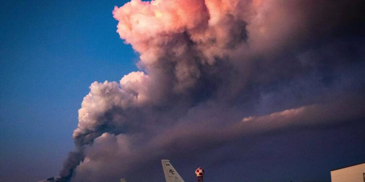 Erupción del etna en italia desvía vuelos por nube de cenizas
