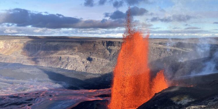 Erupción del volcán Kilauea lanza lava a 300 metros de altura