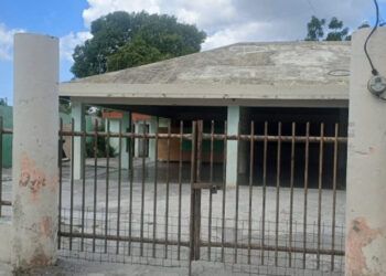 Escuela en Baní no inicia clases por falta de plantel escolar