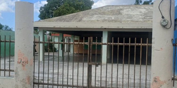 Escuela en Baní no inicia clases por falta de plantel escolar