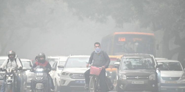 Escuelas en Nueva Delhi adoptan clases híbridas por repunte de contaminación