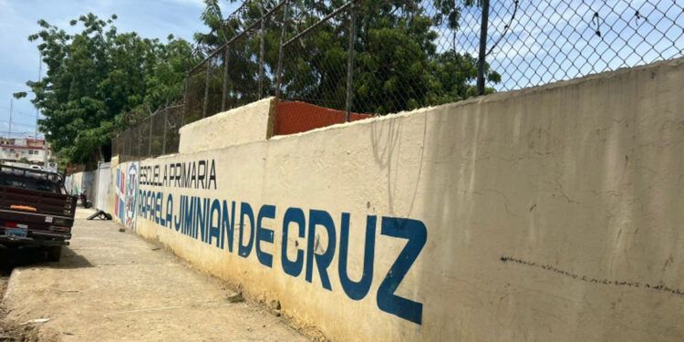 Escuelas recortan tanda extendida en Santiago por falta de aulas